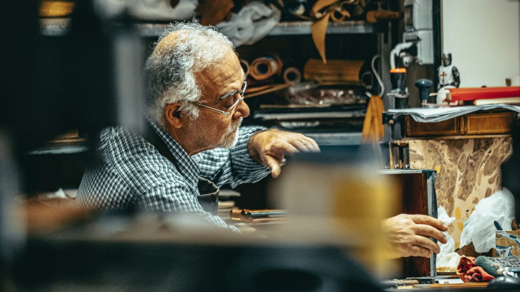 homme dans son atelier d'artisanat
