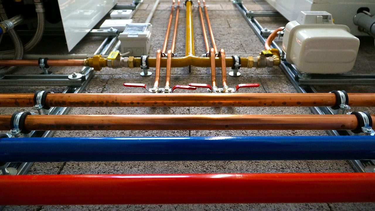 plein de tuyaux de différentes couleurs
