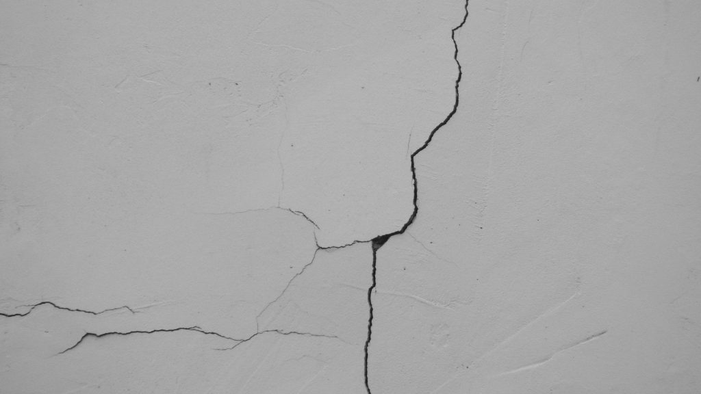 fissure mur blanc