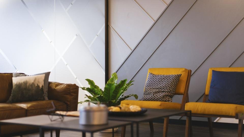 Panneaux muraux décoratifs sur gypse : lattes, 3D ou WPC